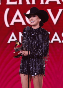 Ana Castela recebe o Grammy Latino 2024 emocionada.