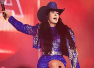 Ana Castela em show ao vivo para milhares de fãs.