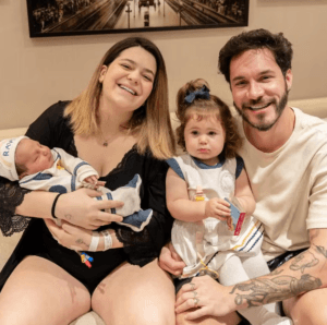 Viih Tube ao lado de Eliezer segurando Ravi no colo